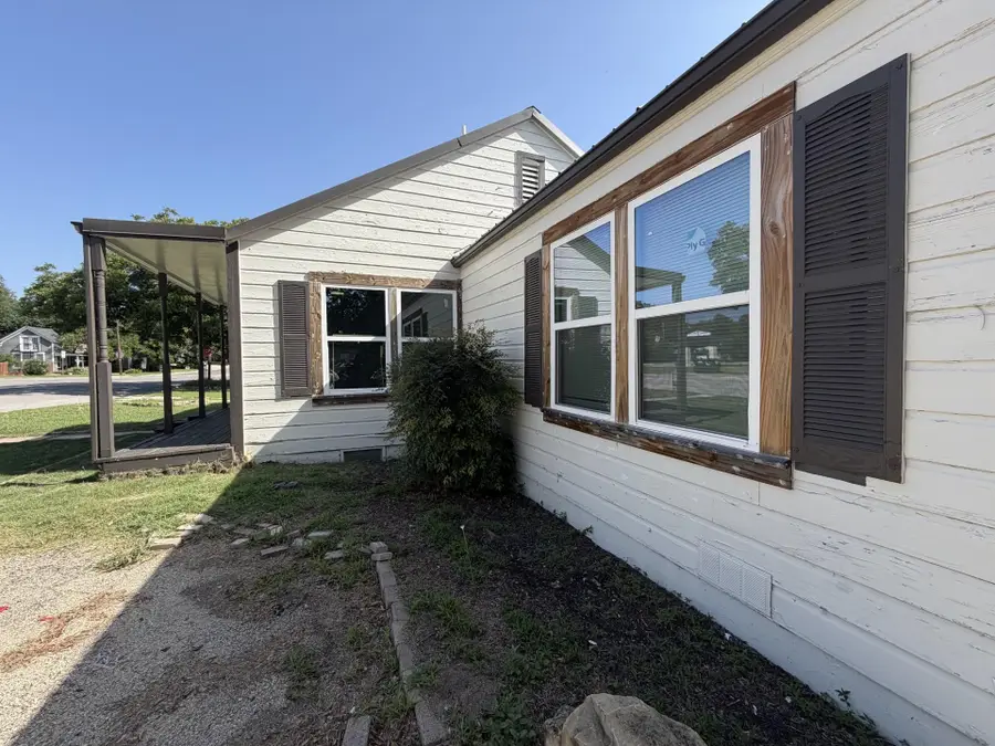 103 S Walnut St, Lampasas, TX 76550 - #3