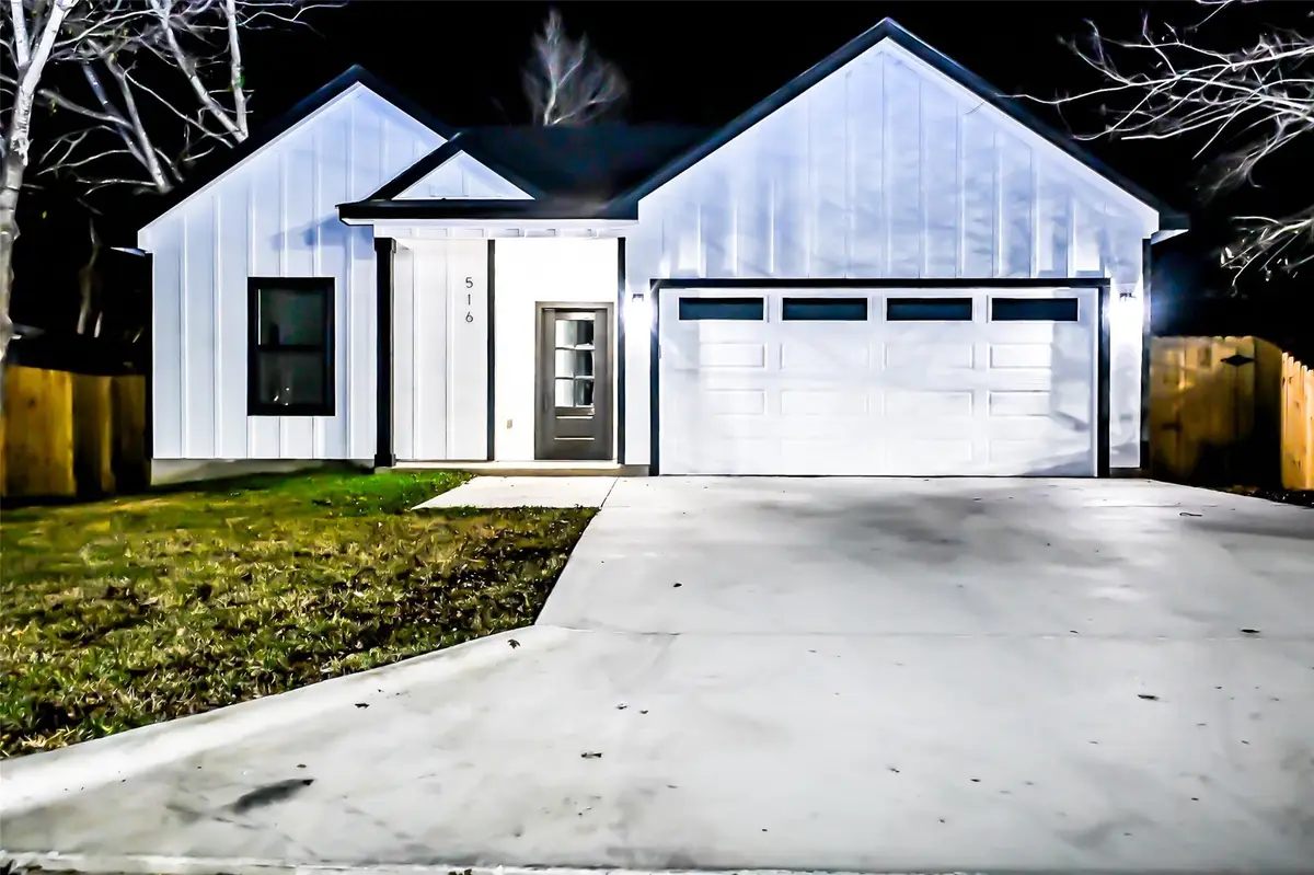 516 N Hackberry Ave, Luling, TX 78648 - #1