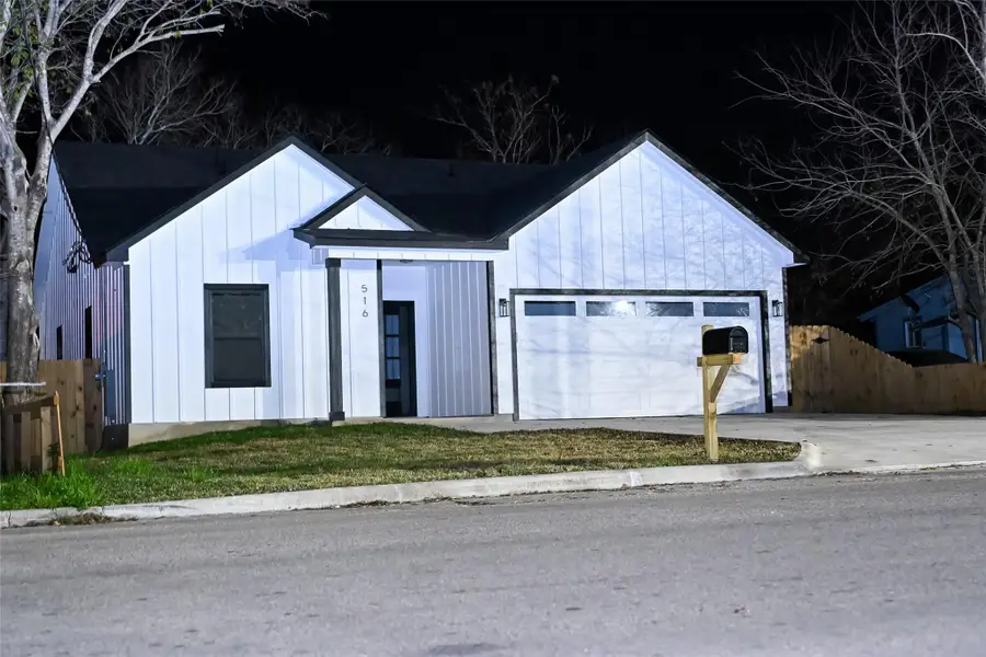 516 N Hackberry Ave, Luling, TX 78648 - #2