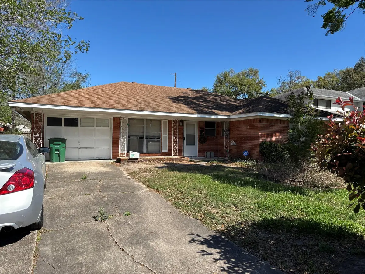 11205 Cliffwood Dr, Houston, TX 77035 - #1