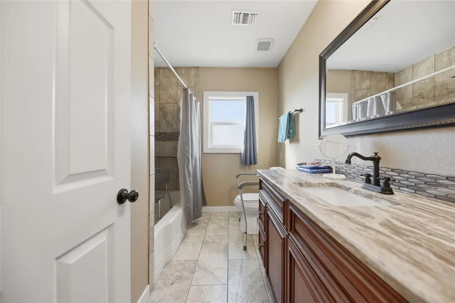 385 S Caldwell St, Giddings, TX 78942 - Image #2