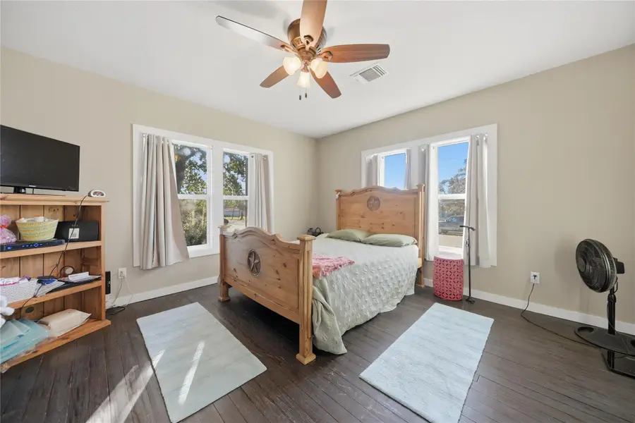 385 S Caldwell St, Giddings, TX 78942 - Image #3