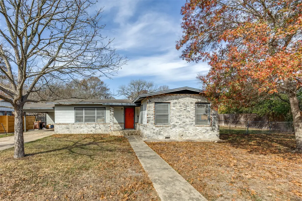 705 Campbell St, Lockhart, TX 78644 - #1