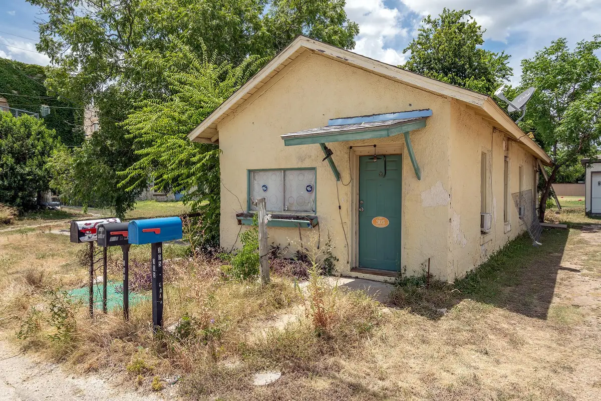305 E Main St, Florence, TX 76527 - #1