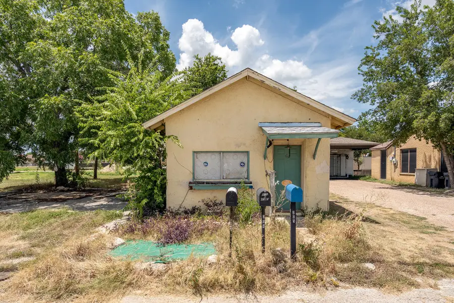 305 E Main St, Florence, TX 76527 - #3