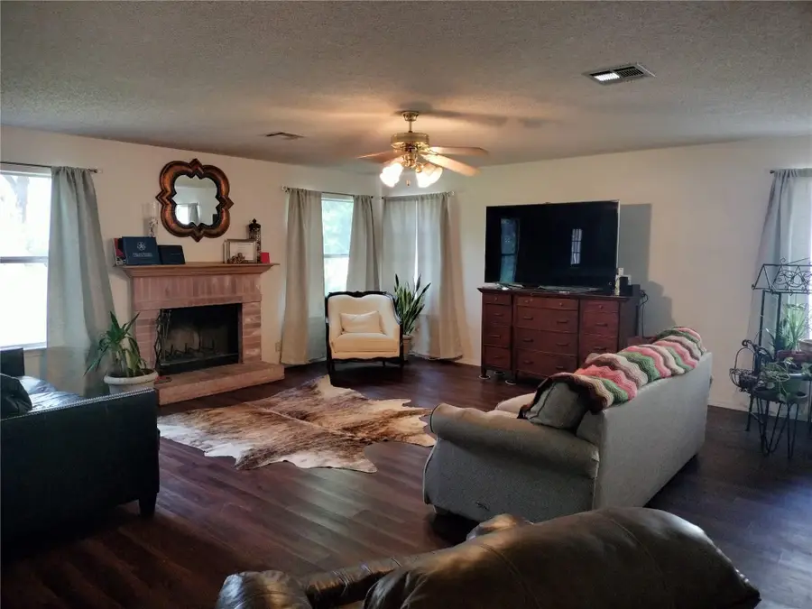 1110 Mountain View Dr, Pflugerville, TX 78660 - Image #2