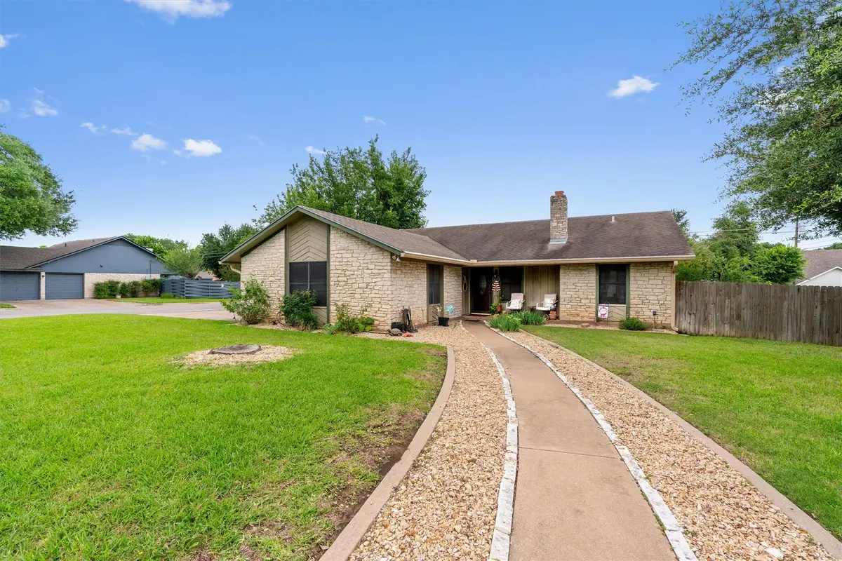 401 Drake Ln, Taylor, TX 76574 - #1