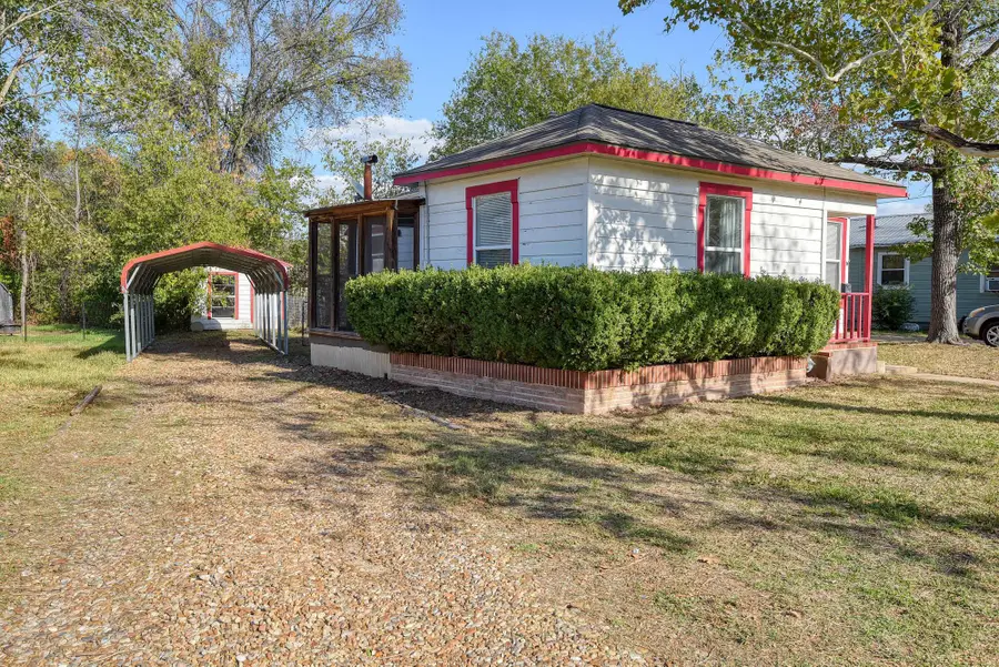 304 Cedar St, Bastrop, TX 78602 - Image #3