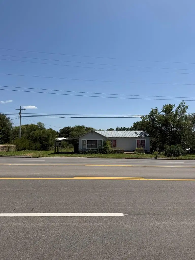 504 E Young St, Llano, TX 78643 - #2