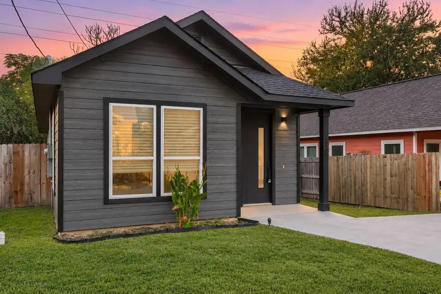 738 Chihuahua St, Lockhart, TX 78644 - #2