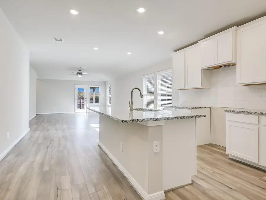 124 Sleep Holw, Jarrell, TX 76537 - #3