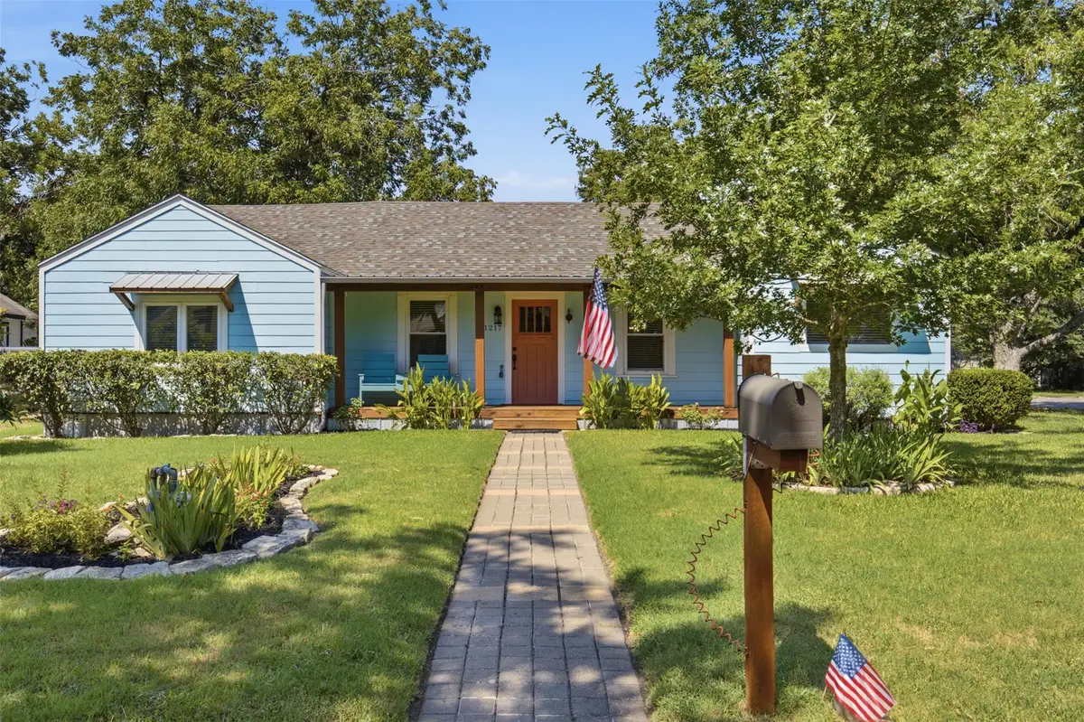 1217 Fairground St, Taylor, TX 76574 - #1
