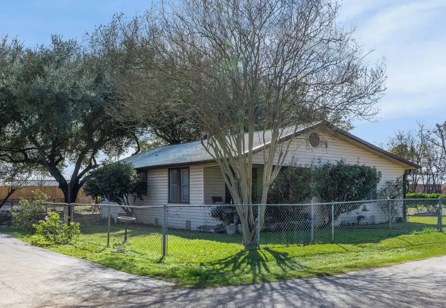 213 Cherry Dr, Lexington, TX 78947 - Image #3