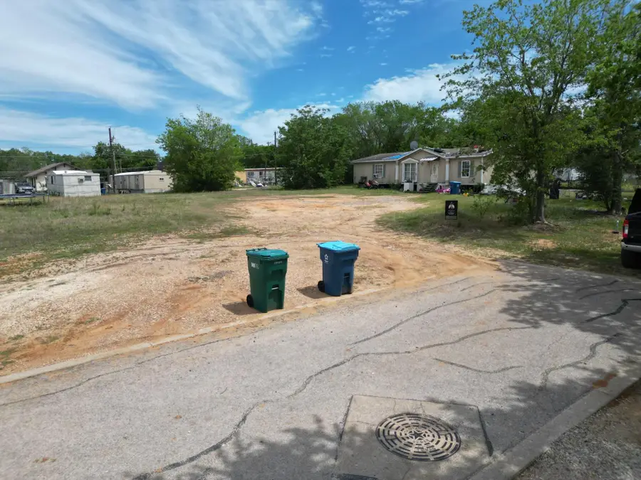 422 S Avenue C, Elgin, TX 78621 - #2