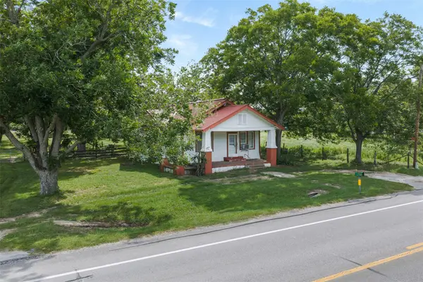2005 W Grand Ave, Yoakum, TX 77995
