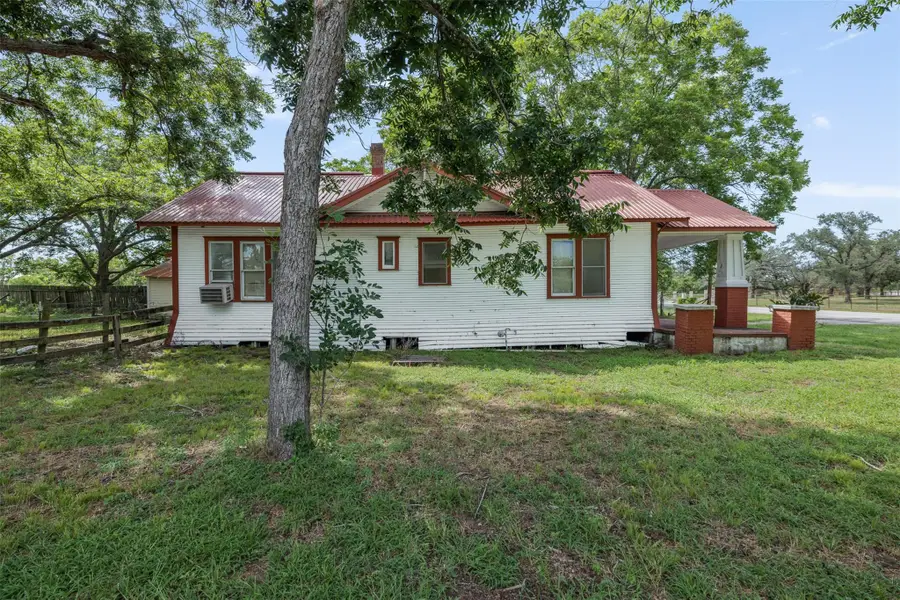 2005 W Grand Ave, Yoakum, TX 77995 - #3