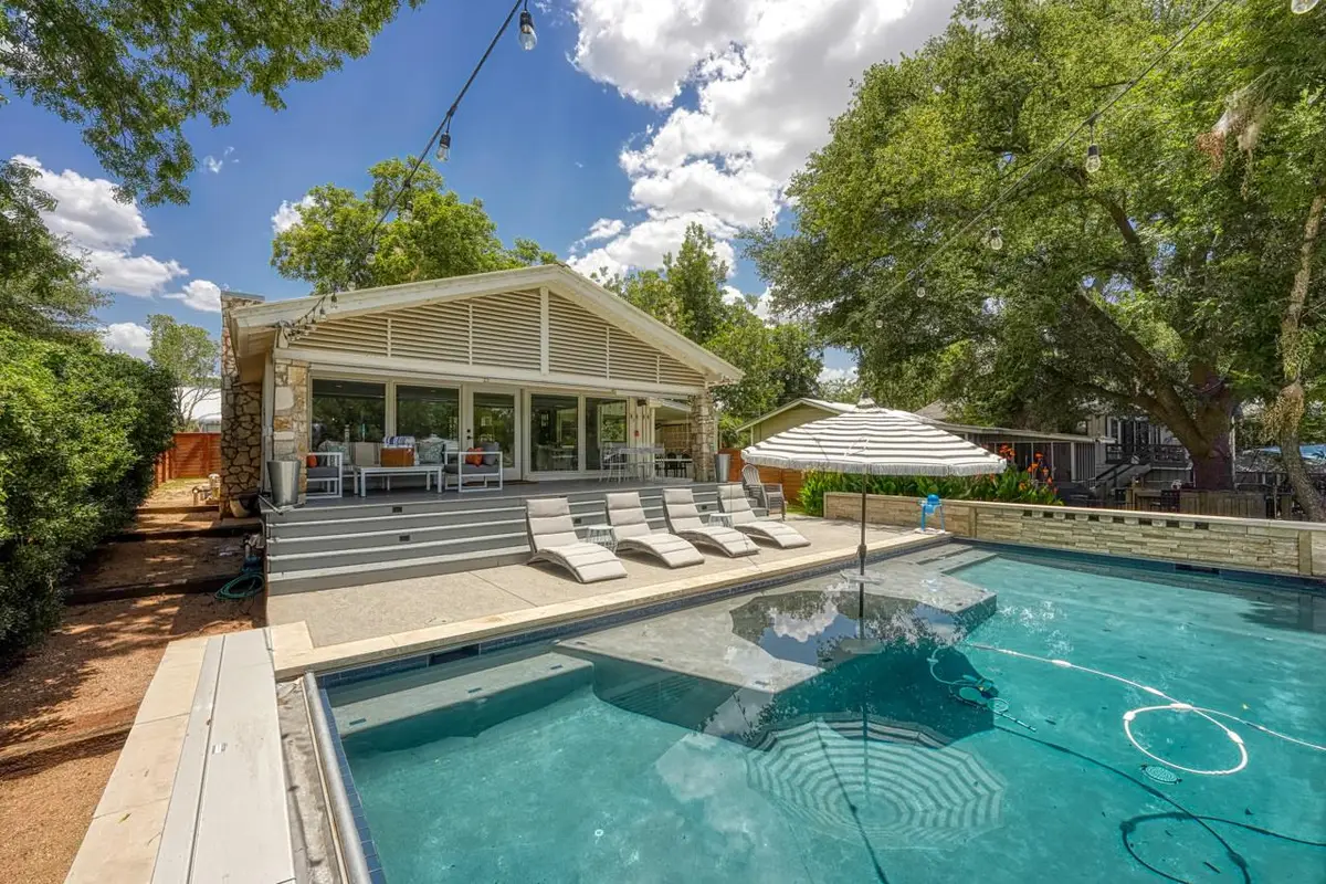 1304 S Lakeside Dr, Burnet, TX 78611 - Image #1