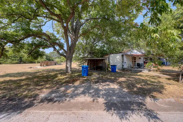 1317 Hondo St, Lockhart, TX 78644