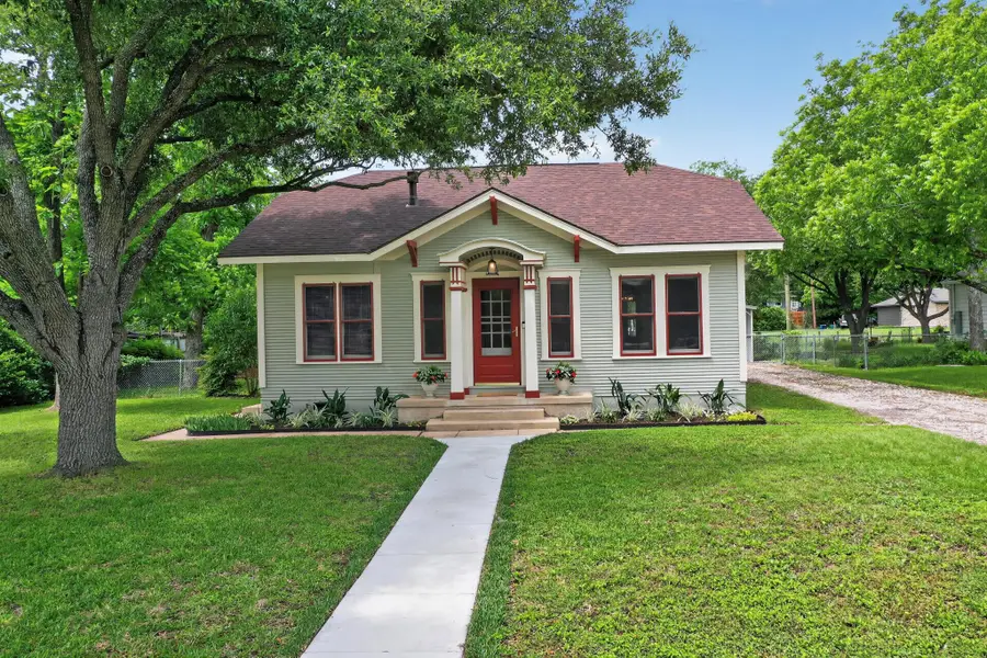 905 Howard St, Taylor, TX 76574 - #3