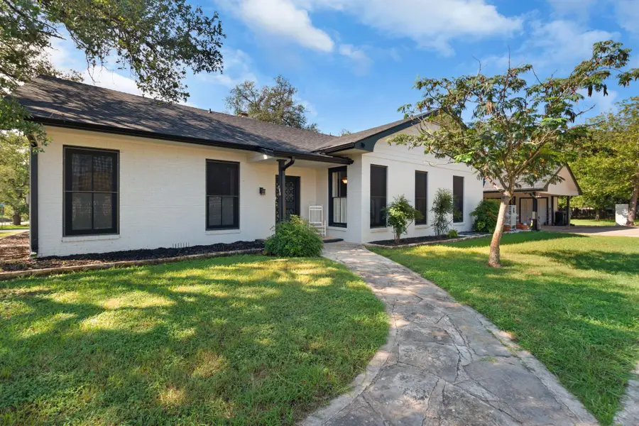 106 S Howe St, Lampasas, TX 76550 - Image #2