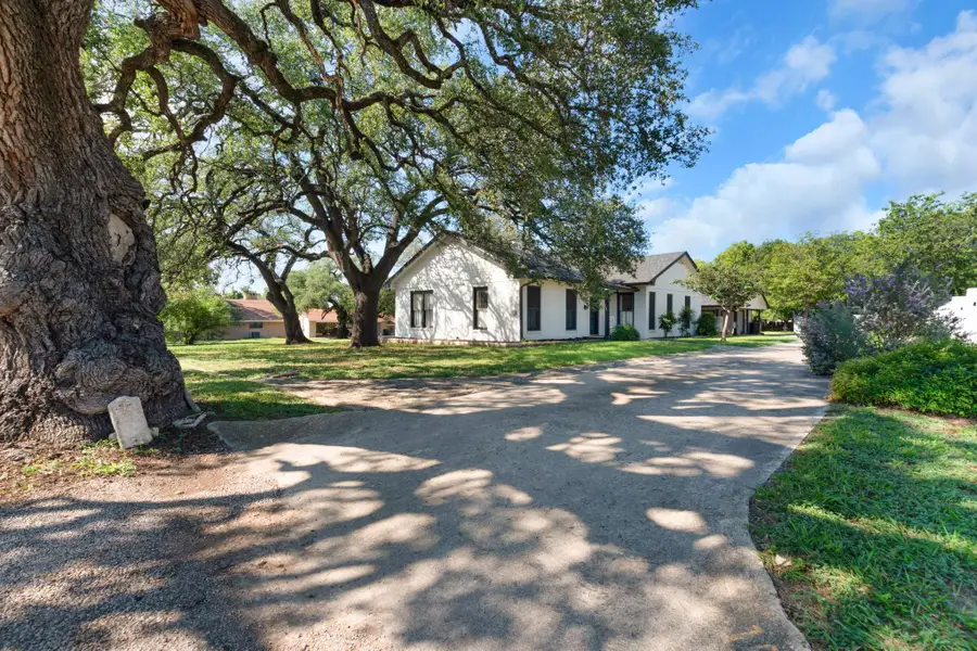 106 S Howe St, Lampasas, TX 76550 - Image #3