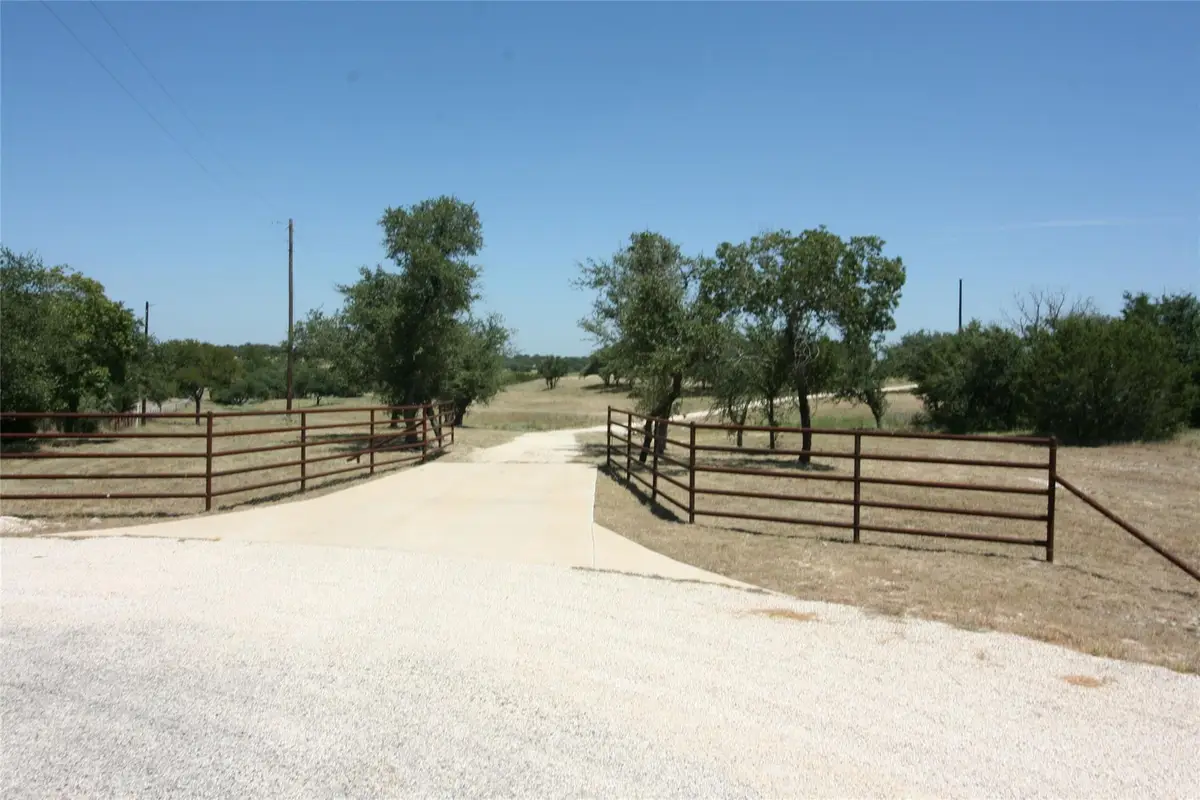191 Pivot Cir, Briggs, TX 78608 - #1
