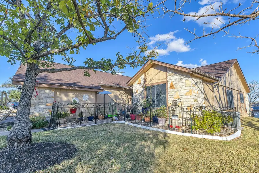 33 Oaks Pl, Lago Vista, TX 78645 - Image #2