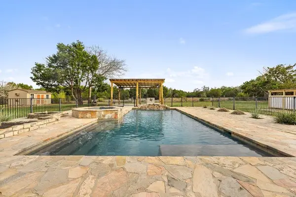 911 Oak Meadow Dr, Dripping Springs, TX 78620