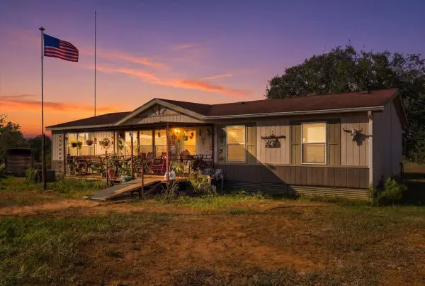 4321 County Road 444, Waelder, TX 78959