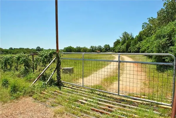 21741 E Interstate 10, Luling, TX 78648