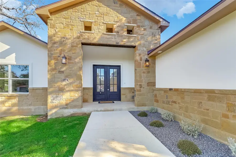 427 E Castleshoals Dr, Granite Shoals, TX 78654 - Image #2