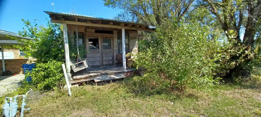 219 E Clearman St, Bartlett, TX 76511 - Image #2