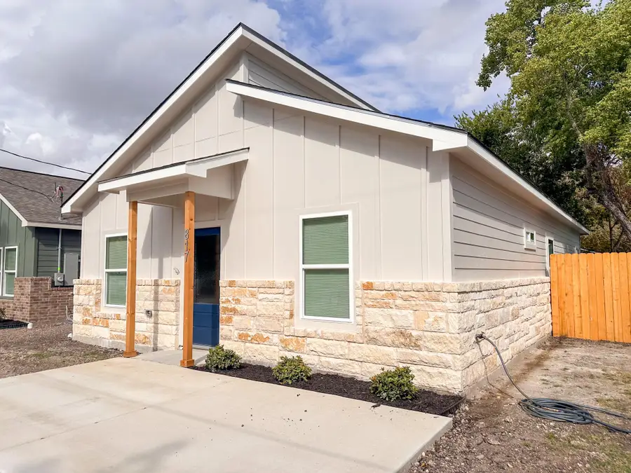 817 5th St, Lockhart, TX 78644 - #2