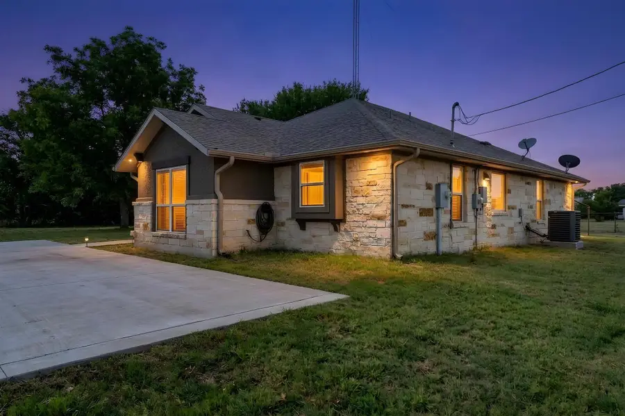 343 E Jackson St, Bartlett, TX 76511 - #2