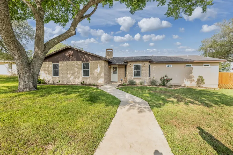 110 Live Oak St, Gonzales, TX 78629 - Image #2