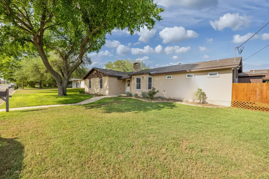110 Live Oak St, Gonzales, TX 78629 - Image #3