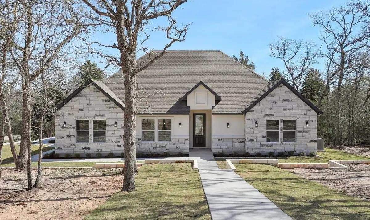 111 Kingwood Dr, Elgin, TX 78621 - #1