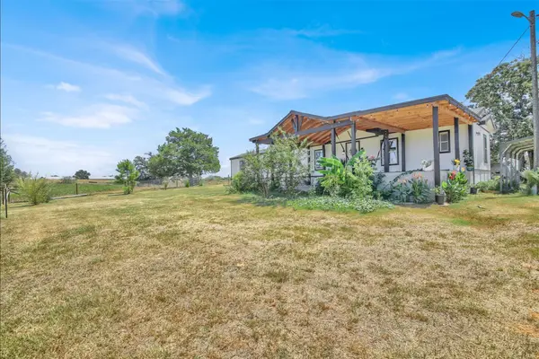 599 Rocky Ln, Luling, TX 78648