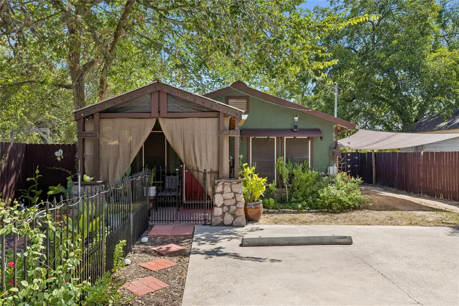 734 Neches St, Lockhart, TX 78644 - #2