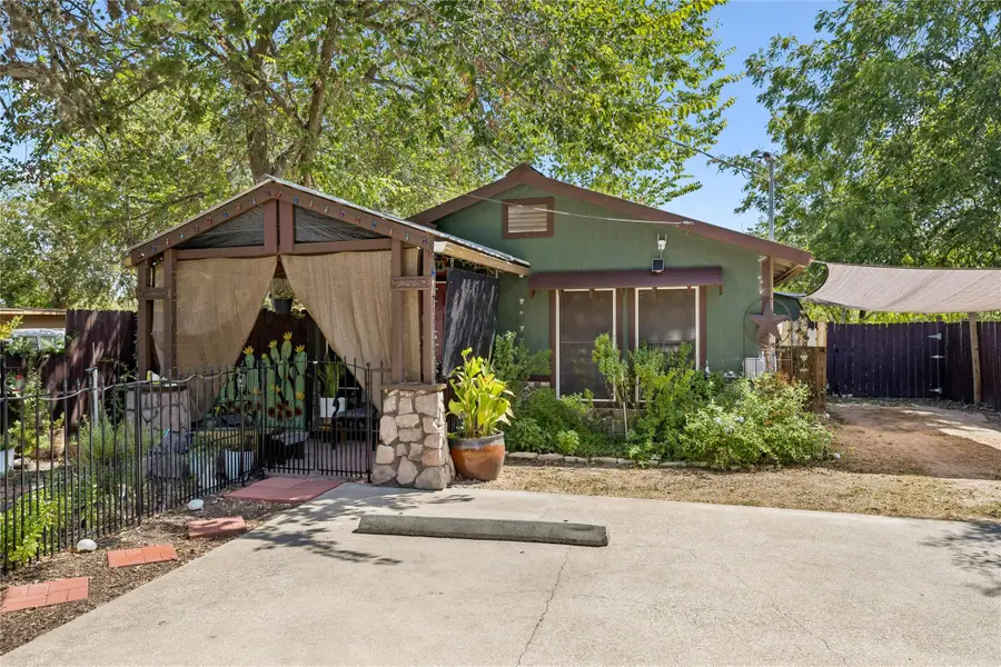 734 Neches St, Lockhart, TX 78644 - #3