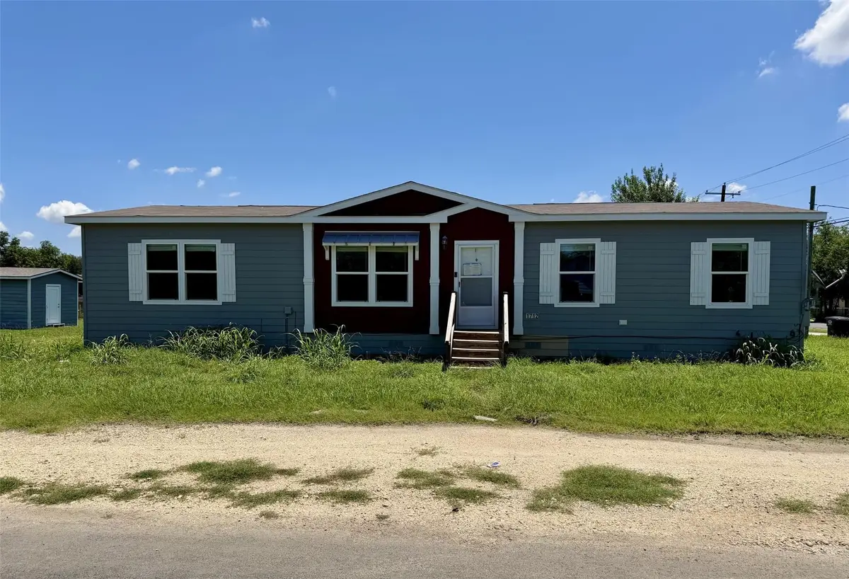 1712 17th St, Hondo, TX 78861 - #1