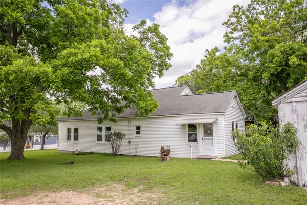 400 N Brazos St, Burton, TX 77835