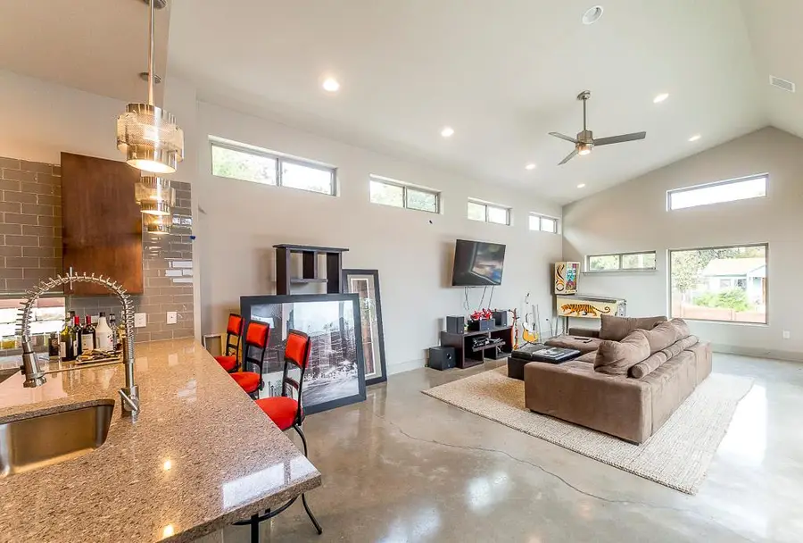 2501 E 9th St, Austin, TX 78702 - Image #2