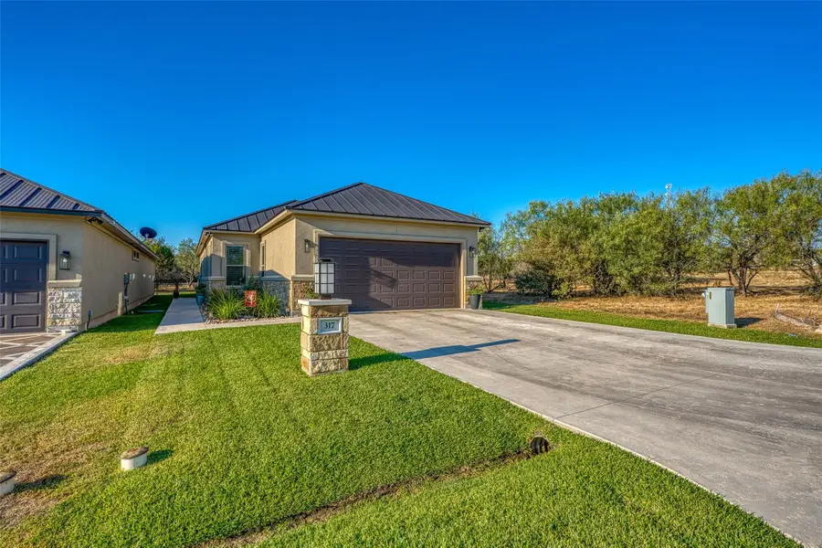 317 Parallel Circle Cir, Horseshoe Bay, TX 78657 - Image #2