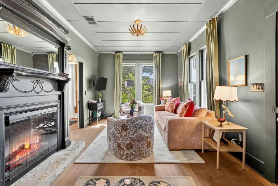 210 E Travis St, Fredericksburg, TX 78624 - Image #2