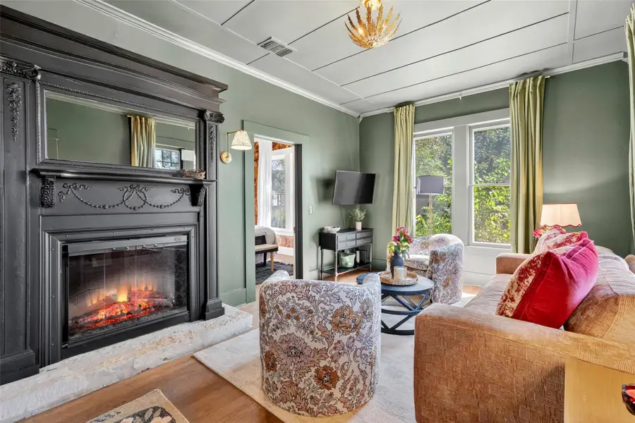 210 E Travis St, Fredericksburg, TX 78624 - Image #3