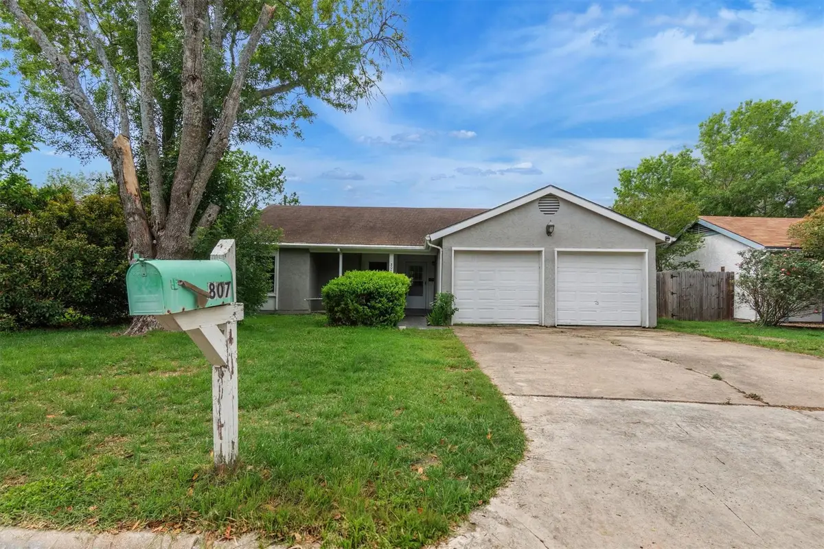 807 Travis St, Lockhart, TX 78644 - #1