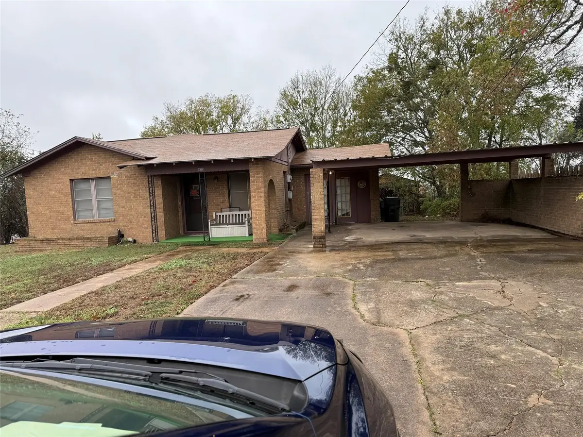 823 N Ellis St, Giddings, TX 78942 - #1