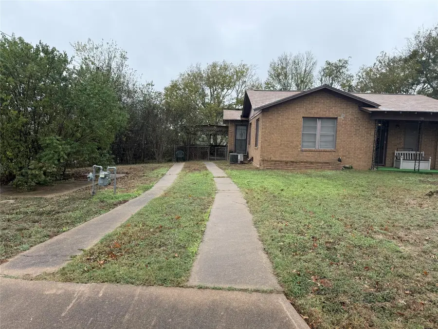 823 N Ellis St, Giddings, TX 78942 - #2