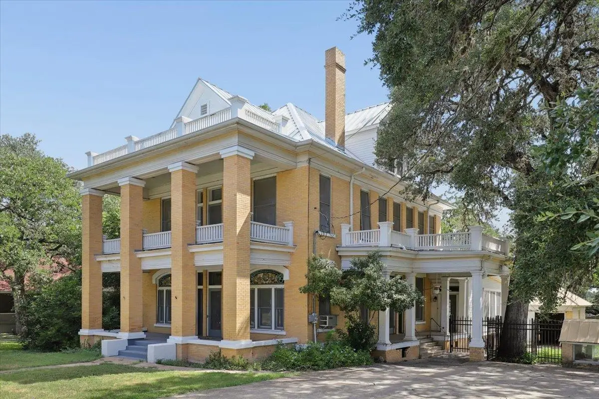 504 S Main St, Lockhart, TX 78644 - #1